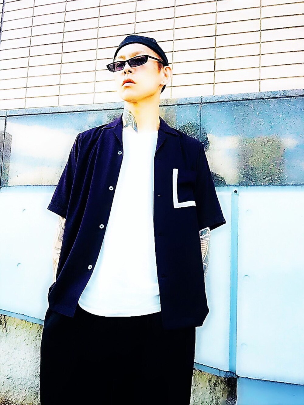 「ZOZOSUIT、ZOZO、Tシャツ、オープンカラーシャツ、モード、ストリート、STUDIOUS、モノトーン、フィッシャーマンキャップ、サングラス」｜「ZOZOのクルーネックTシャツ／ホワイト［MEN］（Tシャツ/カットソー、ホワイト系）」を使った、TETUさん（メンズ・174cm）の秋コーディネートの1枚目の写真