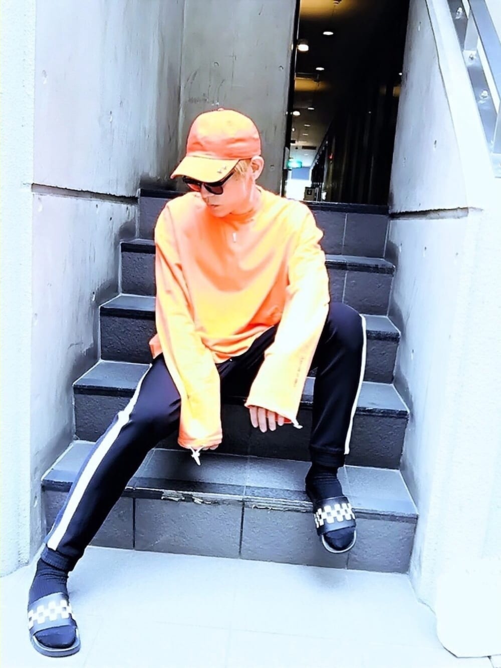 「秋服準備はじめました、MYSELF ABAHOUSE、トラックパンツ、ジャージ、ラインパンツ、オレンジ、オロビアンコ、ｏｒｏｂｉａｎｃｏ、ストリート、ロングスリーブ」｜「ABAHOUSEの【MYSELF ABAHOUSE】ニット切り替えトラックパンツ（その他パンツ、ブラック系）」を使った、TETUさん（メンズ・174cm）の秋コーディネートの1枚目の写真