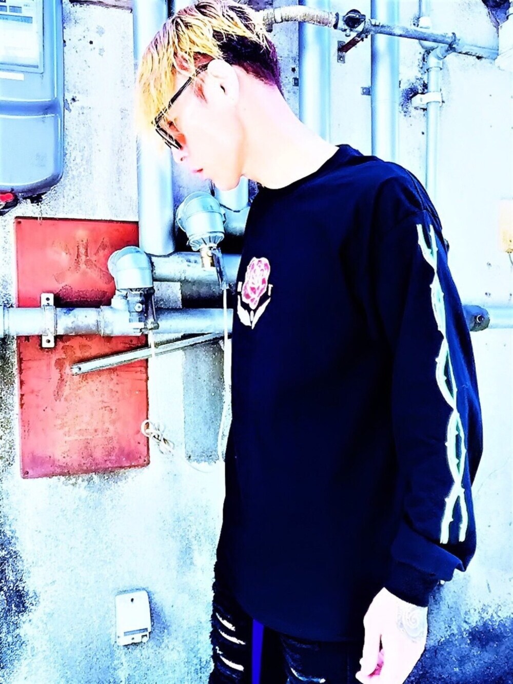 「ロングTシャツ、not conventional、ラフ、ストリート、カラーサングラス、スキニー、ブラック、street、黒、ロングスリーブ」｜「NOT CONVENTIONALのNOTCONVENTIONAL/rose tee（Tシャツ/カットソー、ブラック系）」を使った、TETUさん（メンズ・174cm）の夏コーディネートの1枚目の写真