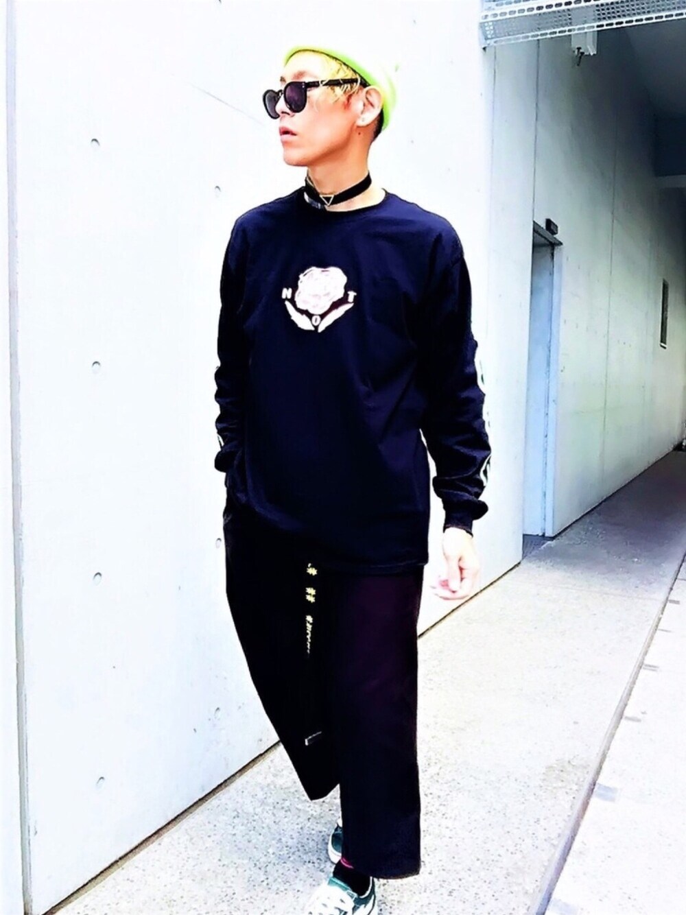 「ロングTシャツ、not conventional、ニット帽、サングラス、ソックス、ストリート、スニーカー、アンクルパンツ、チョーカー、ロングスリーブ」｜「NOT CONVENTIONALのNOTCONVENTIONAL/rose tee（Tシャツ/カットソー、ブラック系）」を使った、TETUさん（メンズ・174cm）の秋コーディネートの1枚目の写真