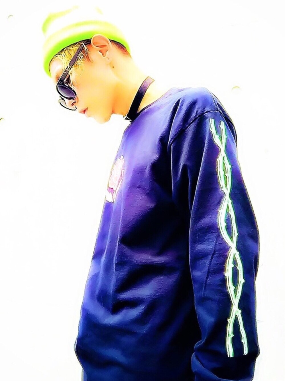 「ニット帽、サングラス、チョーカー、ロングTシャツ、not conventional、ストリート、street、streetstyle、韓国ファッション、ロングスリーブ」｜「NOT CONVENTIONALのNOTCONVENTIONAL/rose tee（Tシャツ/カットソー、ブラック系）」を使った、TETUさん（メンズ・174cm）の秋コーディネートの1枚目の写真