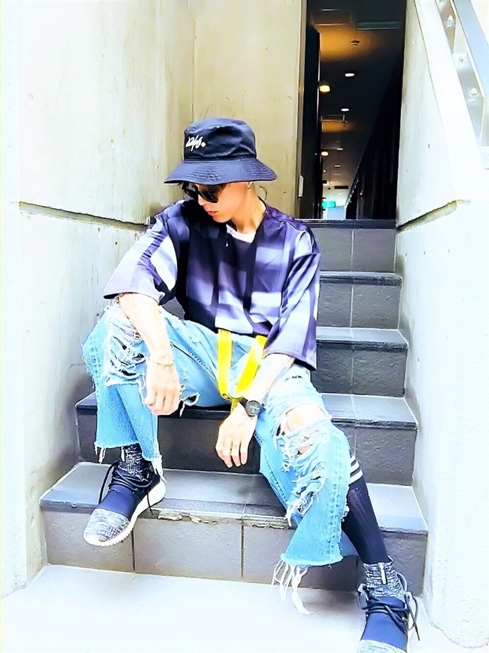 「デニムパンツ、デニム、ワイドデニム、ハイソックス、スニーカー、adidas、腕時計、Calvin Klein、オロビアンコ、off white」｜「adidas Originalsの【adidas/アディダス】SOLIDCREWSOX（ソックス/靴下、ブラック系）」を使った、TETUさん（メンズ・174cm）の秋コーディネートの1枚目の写真