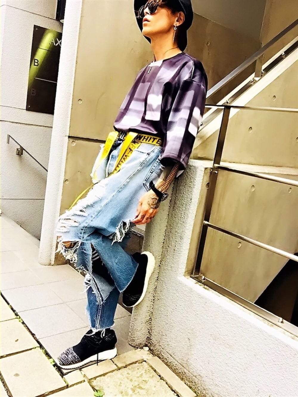 「ワイドデニム、デニムパンツ、off white、ロングベルト、STUDIOUS、タックイン、バケットハット、腕時計、Calvin Klein、オロビアンコ」｜「CALVIN KLEIN WATCHES+JEWELRYの[カルバンクライン] CALVIN KLEIN 腕時計 High Noon（ハイヌーン） クロノグラフ ブラック×ブラック（アナログ腕時計、ブラック系）」を使った、TETUさん（メンズ・174cm）の秋コーディネートの1枚目の写真