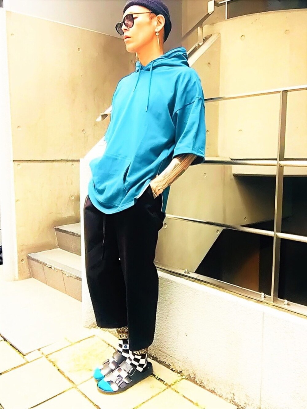 「パーカー、MYSELF ABAHOUSE、アンクルパンツ、ニット帽、ソックス、サンダル、birkenstock、ストリートMIX、ワイドパンツ、ピアス」｜「MYSELF ABAHOUSEのビッグシルエットフードパーカー（パーカー、グリーン系）」を使った、TETUさん（メンズ・174cm）の秋コーディネートの1枚目の写真