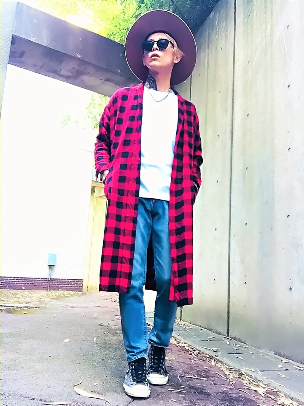 「チェック、デニム、コンバース、チェックシャツ、Tシャツ、ZOZO、ハット、ガウン、白Tシャツ、ZOZOSUIT」｜「ZOZOのクルーネックTシャツ／ホワイト［MEN］（Tシャツ/カットソー、ホワイト系）」を使った、TETUさん（メンズ・174cm）の秋コーディネートの1枚目の写真