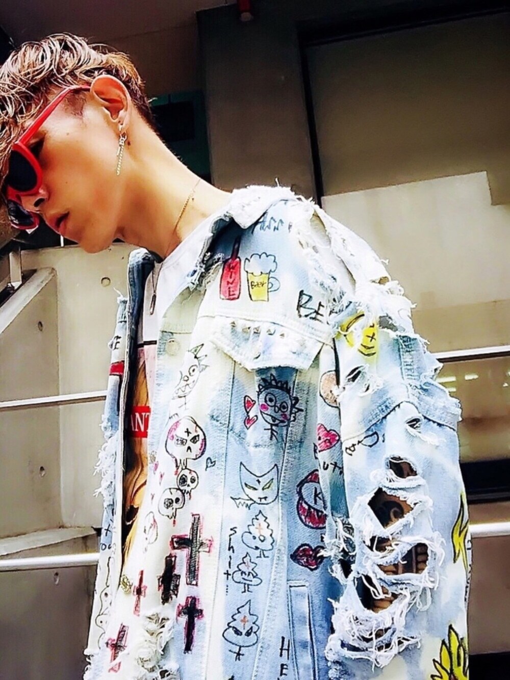 「streetstyle、デニムジャケット、ネックレス、ｏｒｏｂｉａｎｃｏ、オロビアンコ、デニム、ストリート、腕時計、Calvin Klein、ピアス」｜「Orobiancoの【Orobianco】オロビアンコ プレートネックレス（ネックレス、ブラック系）」を使った、TETUさん（メンズ・174cm）の秋コーディネートの1枚目の写真