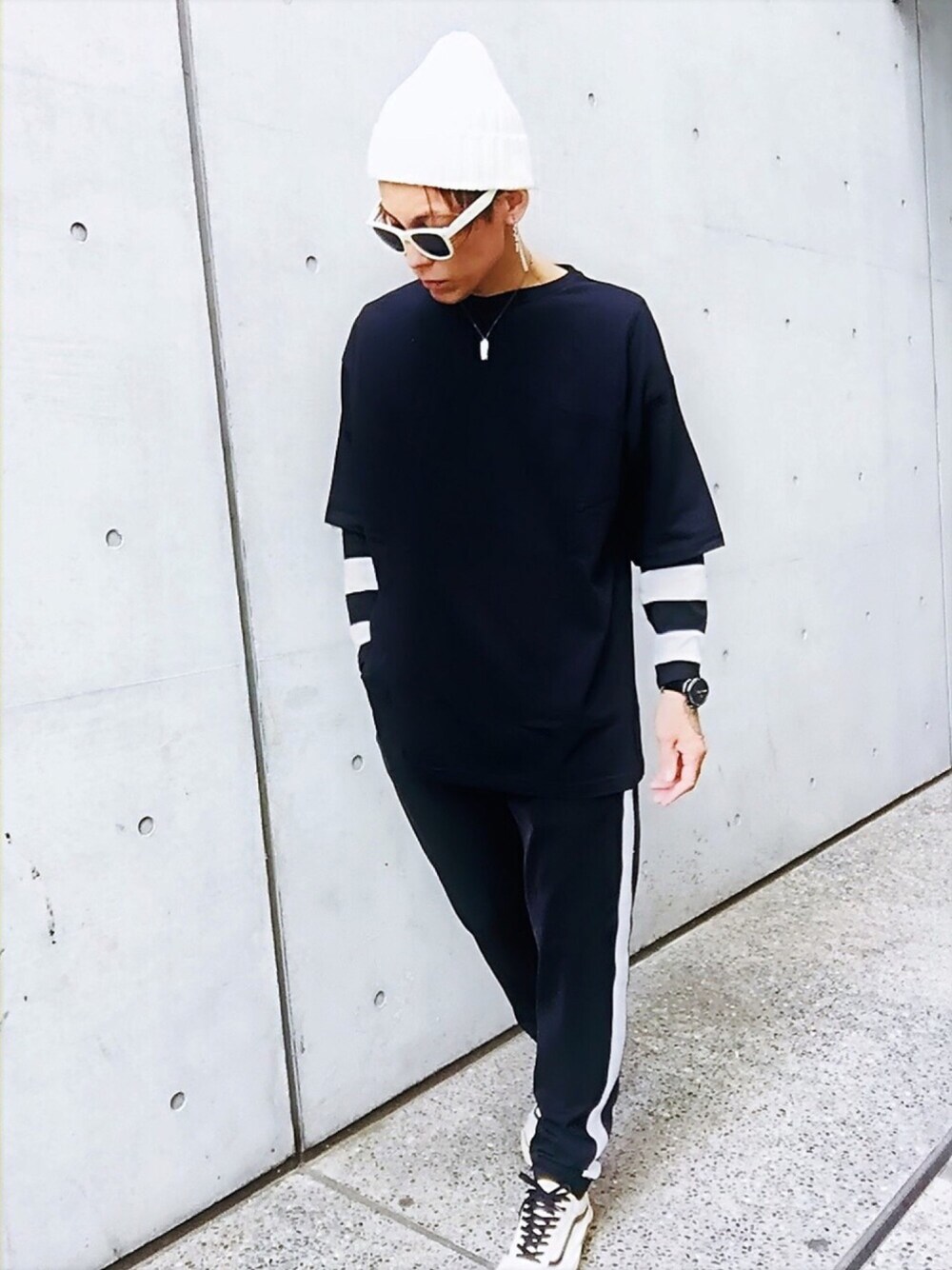 「モノトーン、スニーカー、VANS、ZOZO、ボーダートップス、レイヤードスタイル、Calvin Klein、ニット帽、腕時計、スポーツMIX'18秋」｜「ZOZOの太ボーダー長袖Tシャツ（パターンオーダー）／ホワイト×ブラック[MEN]（Tシャツ/カットソー、ホワイト系）」を使った、TETUさん（メンズ・174cm）の秋コーディネートの1枚目の写真