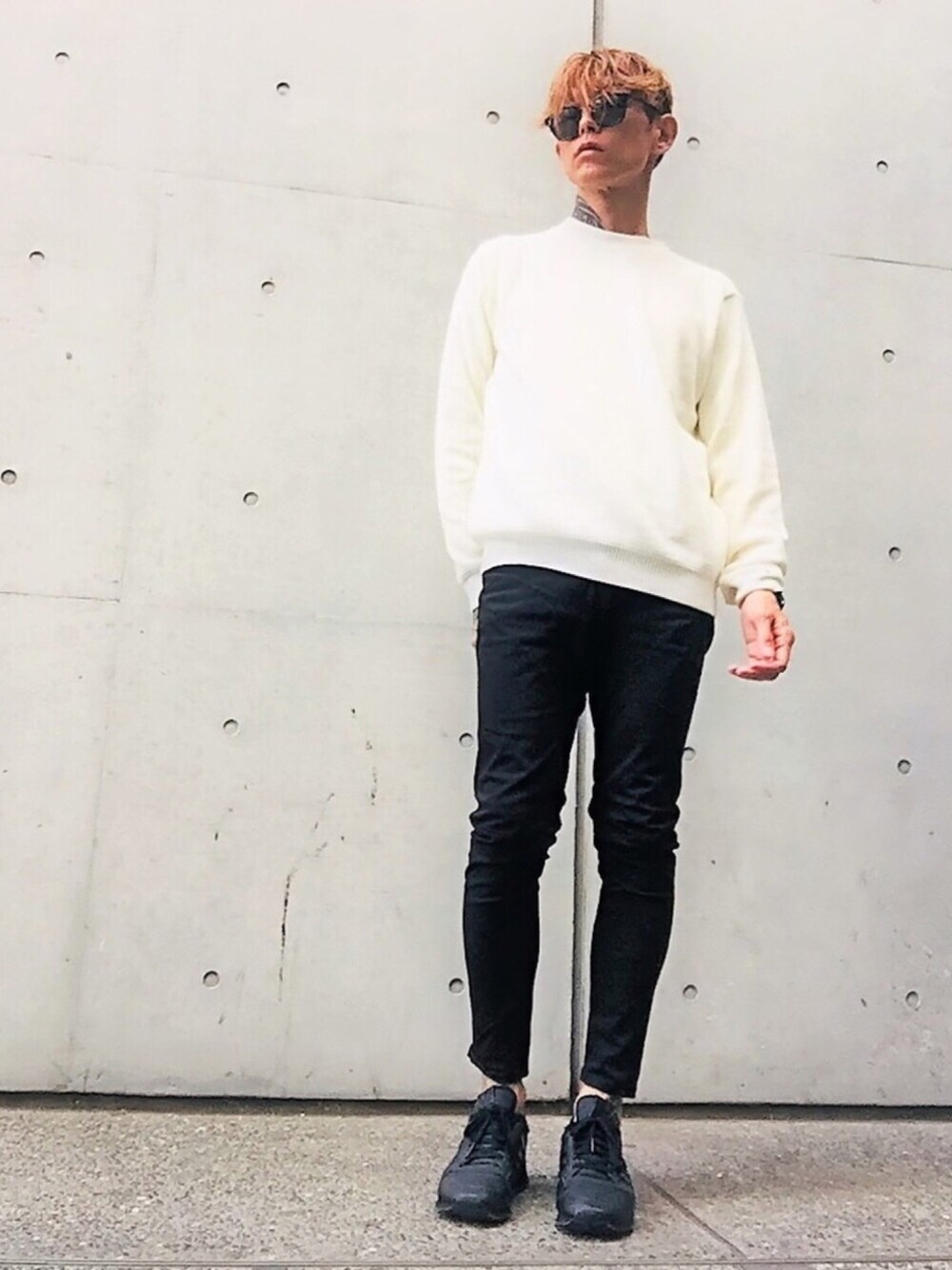 「STUDIOUS、モノトーン、ホワイトニット、シンプル、オロビアンコ、ネックレス、腕時計、Calvin Klein、スポーツMIX'18秋、黒スキニー」｜「STUDIOUSの【STUDIOUS】ミラノリブクルーネックニット（ニット/セーター、ホワイト系）」を使った、TETUさん（メンズ・174cm）の秋コーディネートの1枚目の写真
