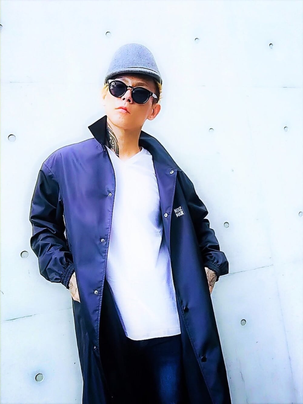 「NOISEMAKER、コーチジャケット、ZOZO、スキニーデニム、スポーツMIX'18秋、シンプルコーデ、オーバーサイズ、ビッグシルエット、オロビアンコ、ネックレス」｜「NOISE MAKERのバックロゴロングコーチジャケット（その他アウター、ブラック系）」を使った、TETUさん（メンズ・174cm）の秋コーディネートの1枚目の写真