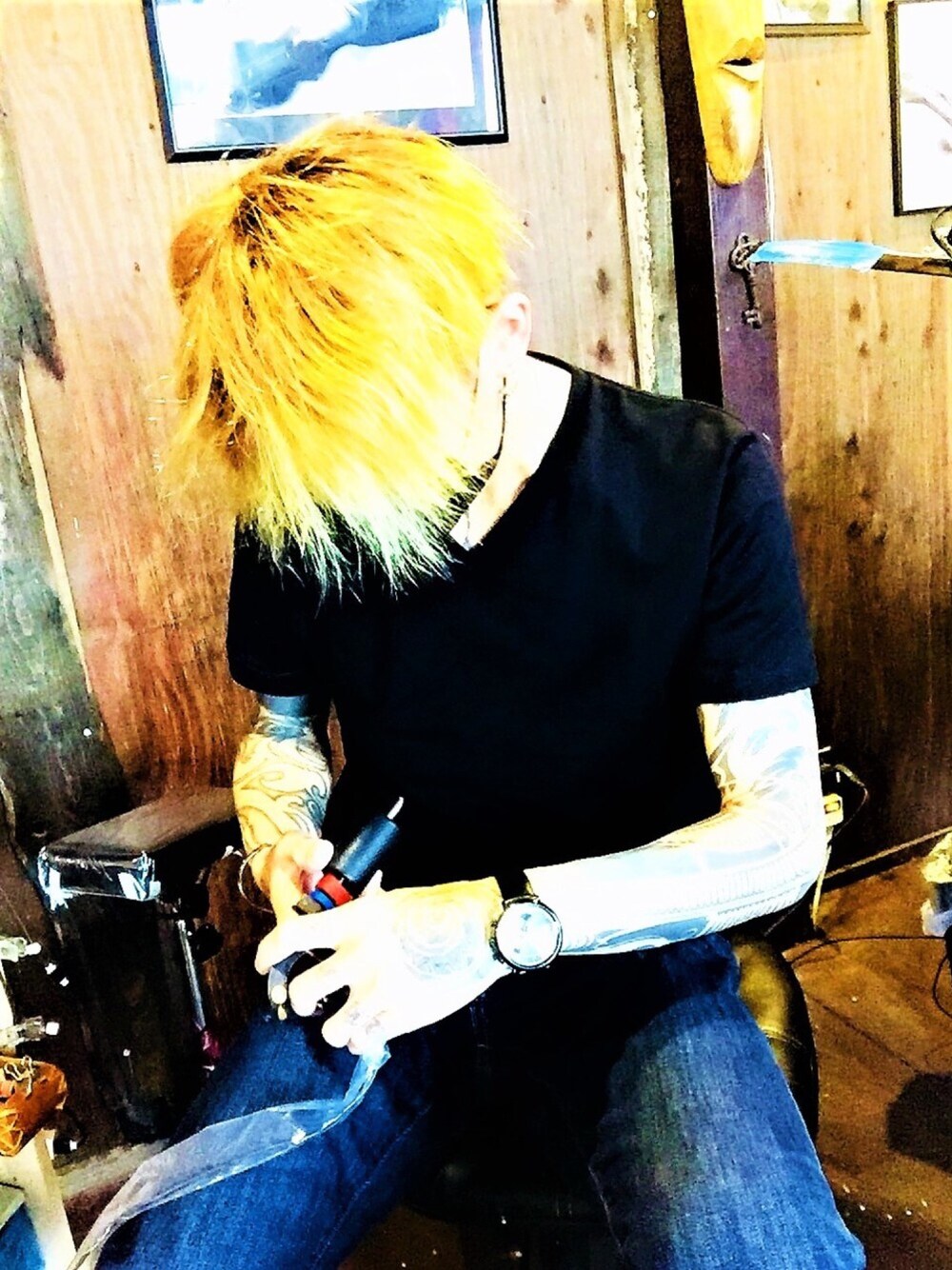 「デニム、シンプル、Vネック、黒、ZOZO、デニムパンツ、腕時計、tattoo、Calvin Klein、ZOZOSUIT」｜「Orobiancoの【Orobianco】 オロビアンコ ユニセックス ネックレス（ネックレス、レッド系）」を使った、TETUさん（メンズ・174cm）の秋コーディネートの1枚目の写真