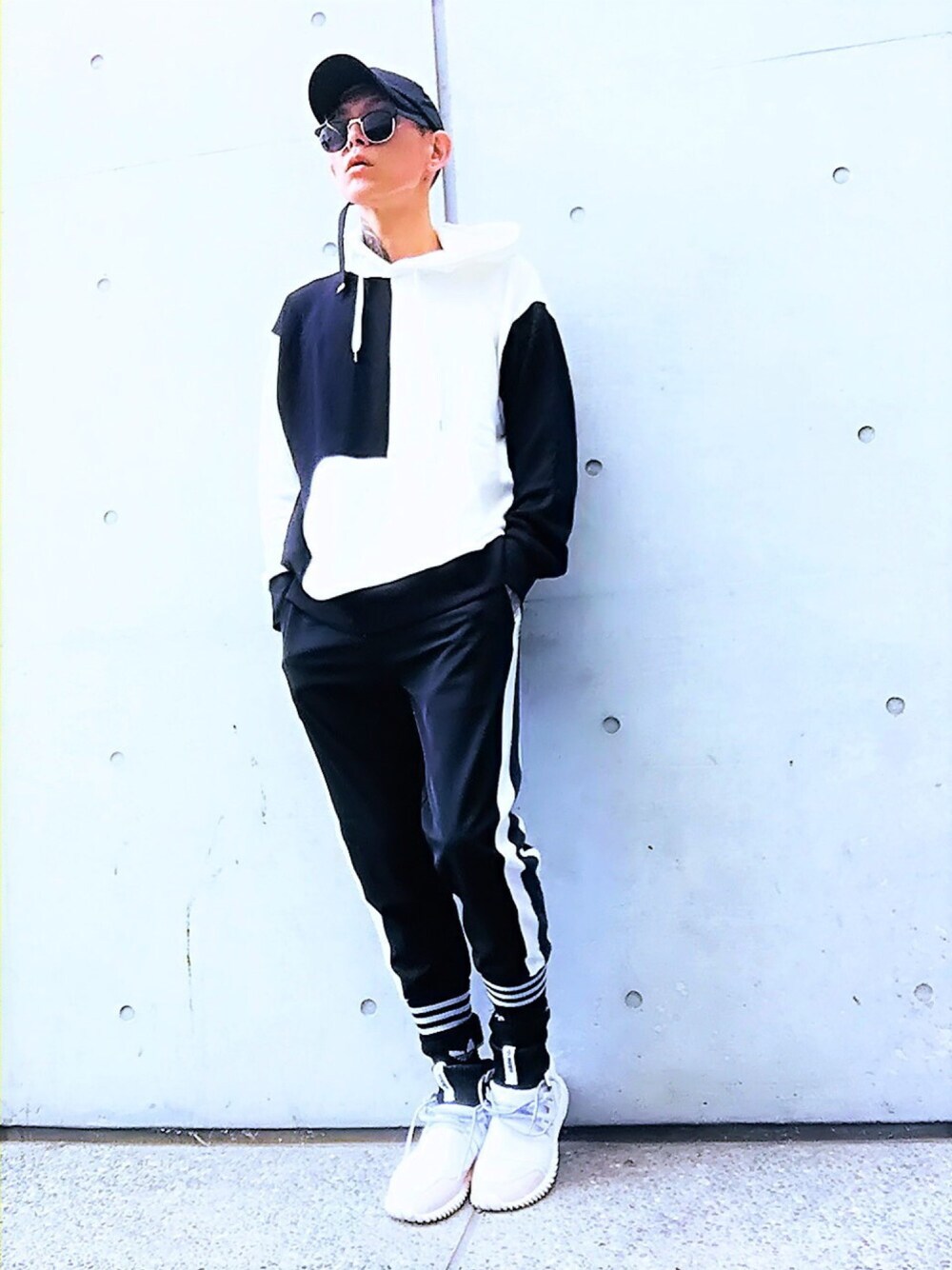 「パーカー、adidas、モノトーン、ジャージ、ジョガーパンツ、ラインパンツ、MYSELF ABAHOUSE、not conventional、スポーツMIX'18秋、ストリート」｜「NOT CONVENTIONALのNOT CONVENTIONAL hooded sweatshirt（パーカー、ブラック系）」を使った、TETUさん（メンズ・174cm）の秋コーディネートの1枚目の写真