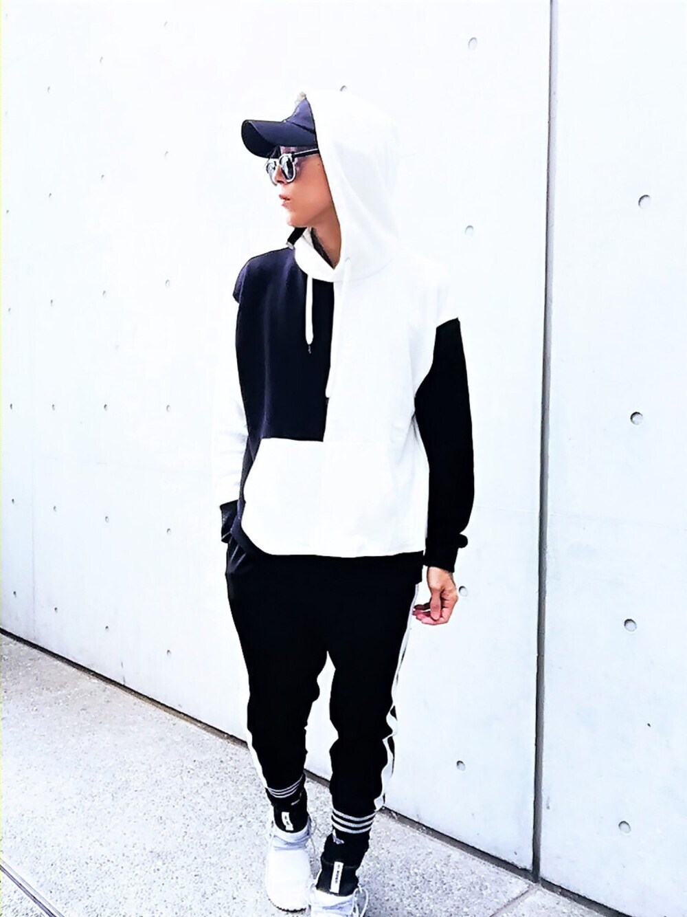 「パーカー、adidas、モノトーン、ジャージ、ジョガーパンツ、ラインパンツ、MYSELF ABAHOUSE、not conventional、スポーツMIX'18秋、ストリート」｜「NOT CONVENTIONALのNOT CONVENTIONAL hooded sweatshirt（パーカー、ブラック系）」を使った、TETUさん（メンズ・174cm）の秋コーディネートの1枚目の写真