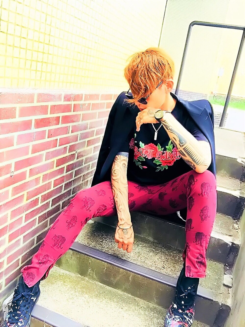 「ネックレス、コンバース、ブラック、テーラードジャケット、STUDIOUS、モード、腕時計、バングル、POLICE、Calvin Klein」｜「CALVIN KLEIN WATCHES+JEWELRYの[カルバンクライン] CALVIN KLEIN 腕時計 High Noon（ハイヌーン） クロノグラフ ブラック×ブラック（アナログ腕時計、ブラック系）」を使った、TETUさん（メンズ・174cm）の秋コーディネートの1枚目の写真