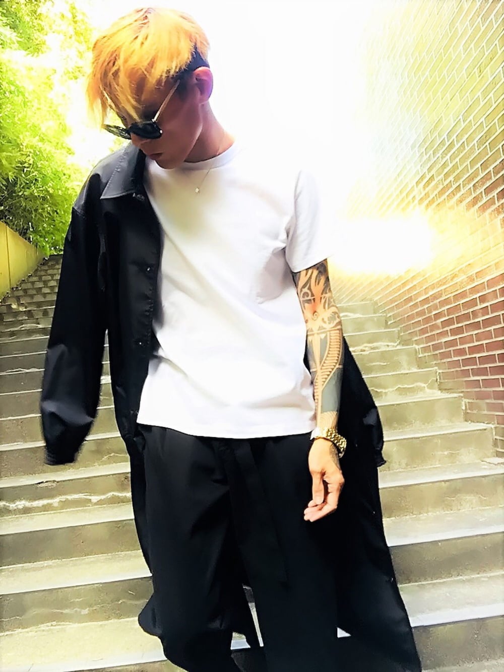 「ZOZO、コーチジャケット、腕時計、オロビアンコ、NOISEMAKER、白Tシャツ、ARMITRON、ラフ、ARMITORON NEWYORK、モノトーン」｜「ARMITRON NEWYORKのARMITRON 腕時計 アナログ ブレスレットウォッチ 3サブダイヤル（アナログ腕時計、ゴールド系）」を使った、TETUさん（メンズ・174cm）の秋コーディネートの1枚目の写真