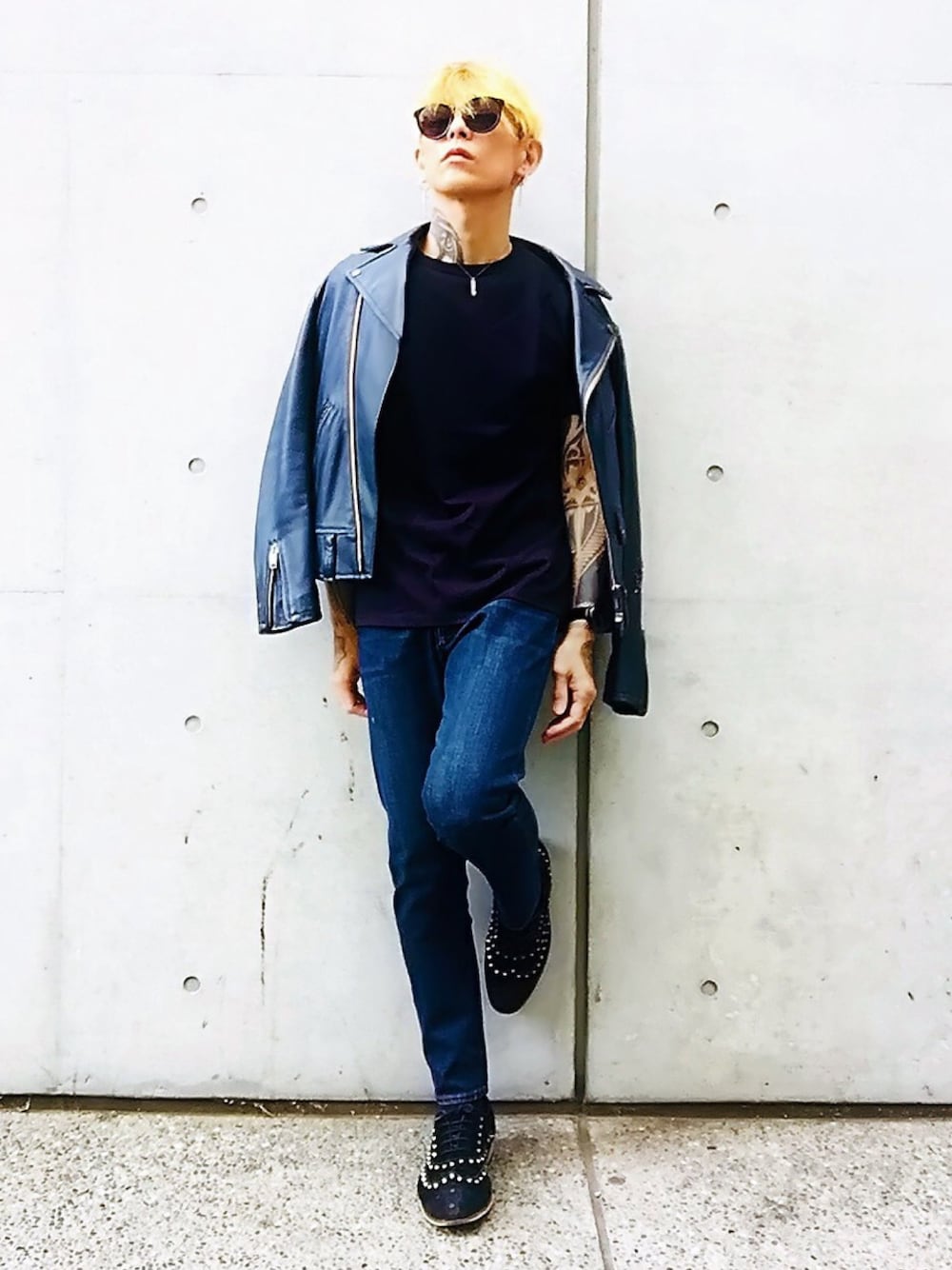 「秋のコーデ、デニム、Tシャツ、ZOZO、ZOZOSUIT、ライダース、Calvin Klein、腕時計、オロビアンコ、ネックレス」｜「ZOZOのスリムテーパードデニム／ダークインディゴブルー［MEN］（デニムパンツ、ブルー系）」を使った、TETUさん（メンズ・174cm）の秋コーディネートの1枚目の写真