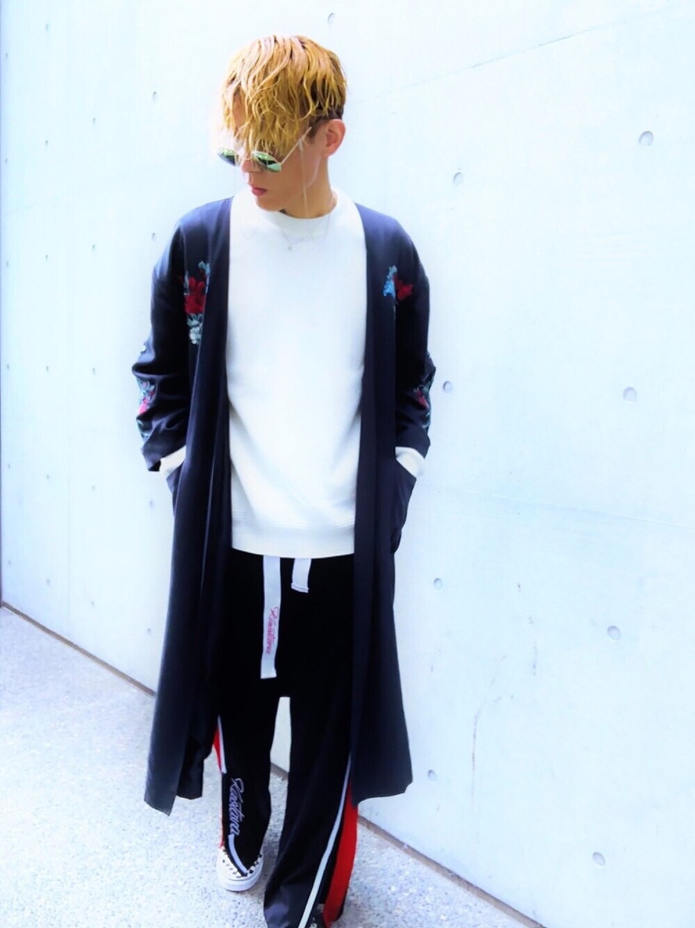 「秋、白ニット、コーディガン、グラスコード、丸サングラス、バギーパンツ、ジャージ、ストリート、スニーカー、VANS」｜「JEANASISのシシュウコーディガン/744355 （その他アウター、ブラック系）」を使った、TETUさん（メンズ・174cm）の秋コーディネートの1枚目の写真
