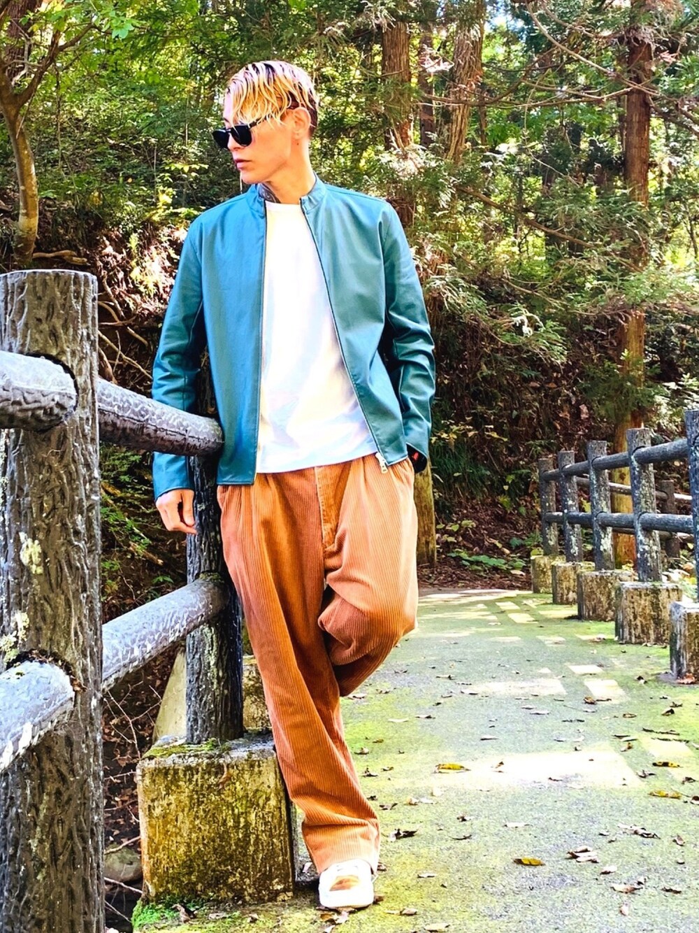 「秋のコーデ、シングルライダース、ライダースジャケット、コーデュロイパンツ、ワイドパンツ、白Tシャツ、ZOZO、腕時計、dieselwatch、グリーン」｜「DIESELの【新機能搭載】タッチスクリーンスマートウォッチ　FULL GUARD 2.5　DZT2010（デジタル腕時計、ブラック系）」を使った、TETUさん（メンズ・174cm）の秋コーディネートの1枚目の写真