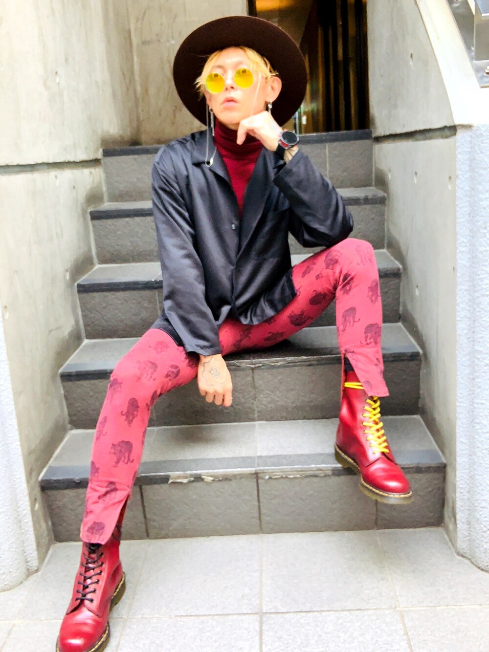 「秋コーデ、タートルネック、柄パンツ、スキニー、ブーツ、Dr.Martens、ワインレッド、オシャレパッソ、オープンカラーシャツ、グラスコード」｜「Dr. MartensのDr.Martens / 1490 10EYE BOOT _mtn（ブーツ、レッド系）」を使った、TETUさん（メンズ・174cm）の秋コーディネートの1枚目の写真