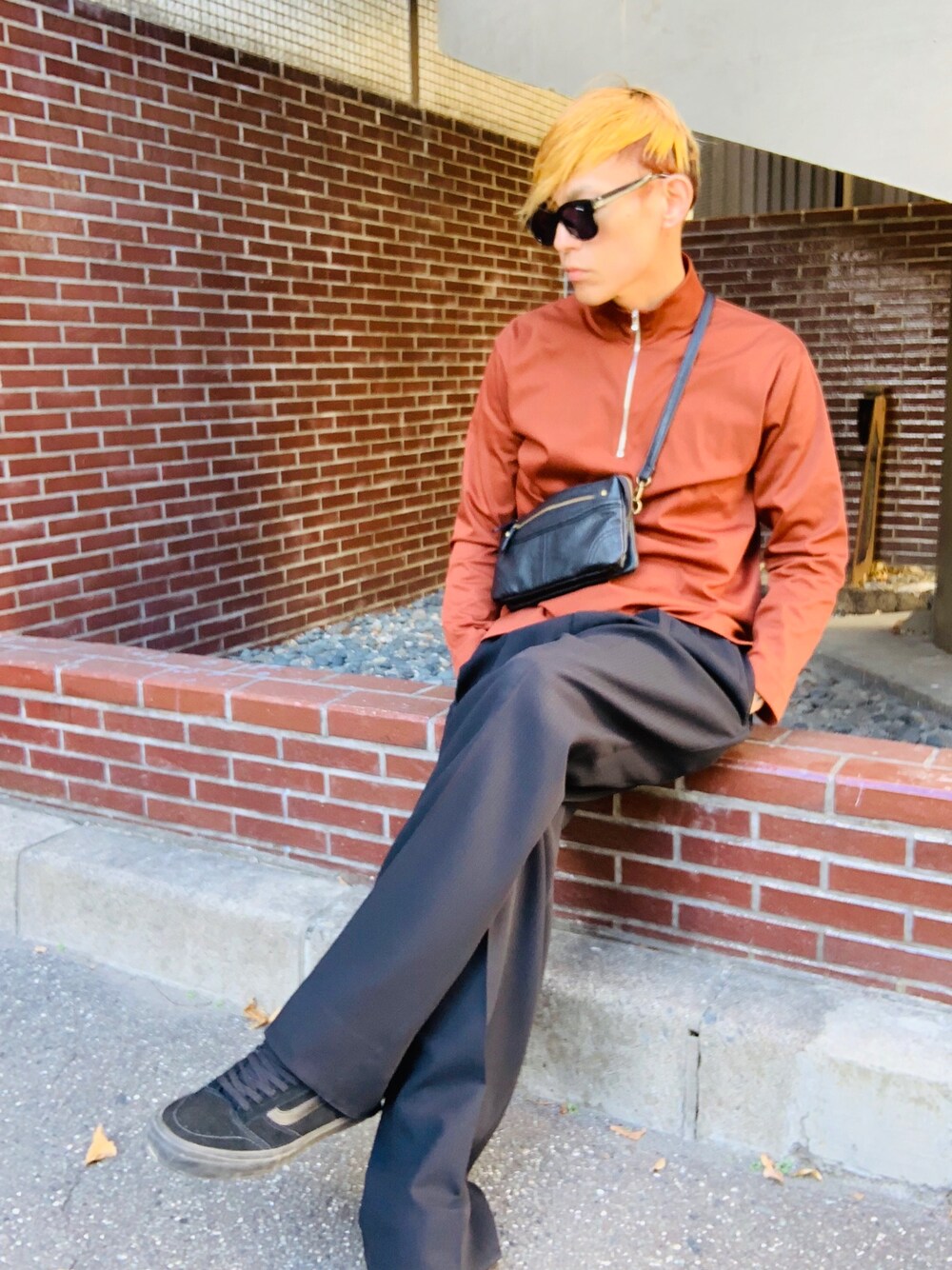 「秋コーデ、シンプルコーデ、ハーフジップ、ブラウン、abahouse、ワイドパンツ、スニーカー、VANS、ショルダーバッグ、サングラス」｜「ABAHOUSEのコンパクトスムースハーフZIPTシャツ（Tシャツ/カットソー、ブラウン系）」を使った、TETUさん（メンズ・174cm）の秋コーディネートの1枚目の写真