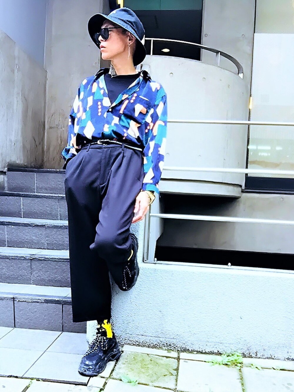「柄シャツ、タックイン、ワイドパンツ、バケットハット、韓国ファッション、BALENCIAGA、ARMITRON、オロビアンコ、シルバーアクセサリー、ピアス」｜「ARMITRON NEWYORKのARMITRON 腕時計 アナログ ブレスレットウォッチ 3サブダイヤル（アナログ腕時計、ゴールド系）」を使った、TETUさん（メンズ・174cm）の秋コーディネートの1枚目の写真