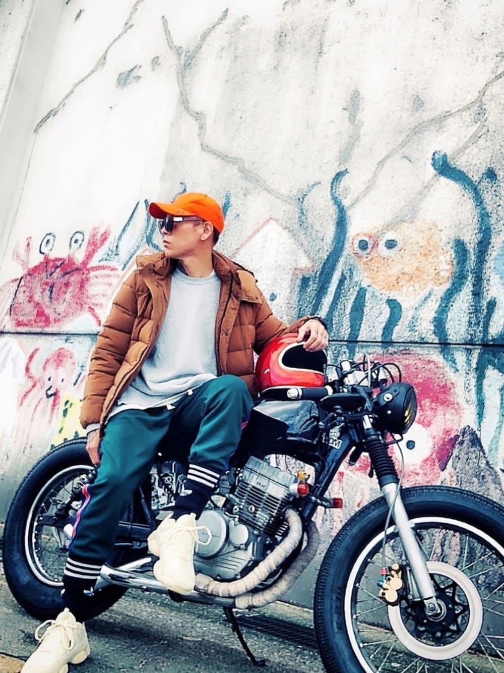 「アバハウス　ラストワード(ABAHOUSE LASTWORD)、abahouse、バイク、ダウンジャケット、キャメル、スポーツミックス、ストリート、yeezy、street、オレンジ」｜「ABAHOUSEのワッシャーナイロンハンガリーダウン（ダウンジャケット/コート、ベージュ系）」を使った、TETUさん（メンズ・174cm）の秋コーディネートの1枚目の写真