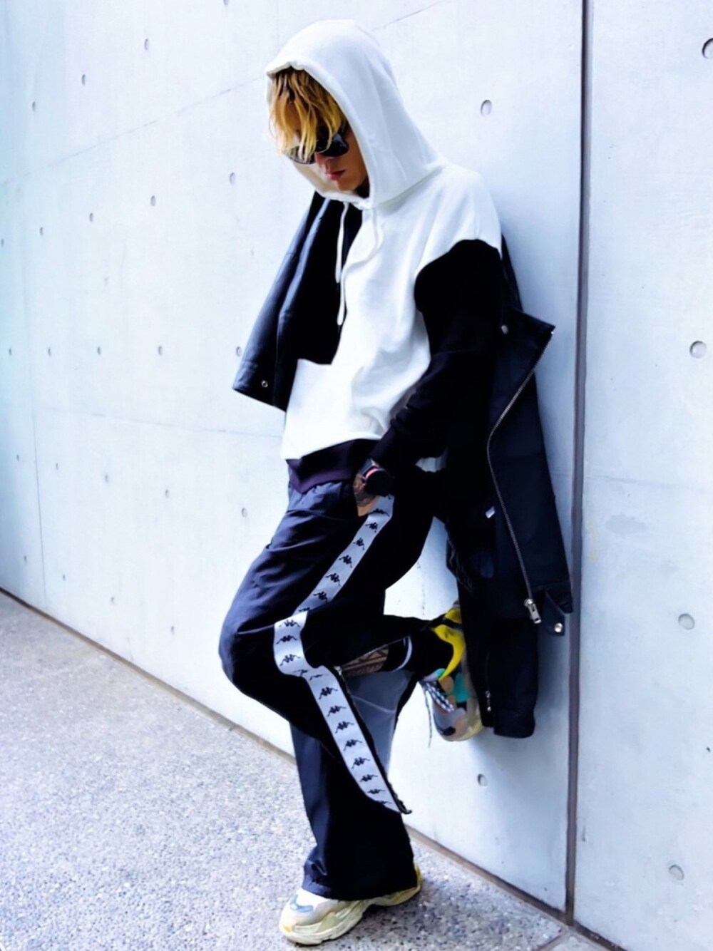 「パーカー、モノトーン、KAPPA、トラックパンツ、オーバーサイズ、ライタースジャケット、BALENCIAGA、ストリート、dieselwatch、Diesel」｜「DIESELの【新機能搭載】タッチスクリーンスマートウォッチ　FULL GUARD 2.5　DZT2010（デジタル腕時計、ブラック系）」を使った、TETUさん（メンズ・174cm）の秋コーディネートの1枚目の写真