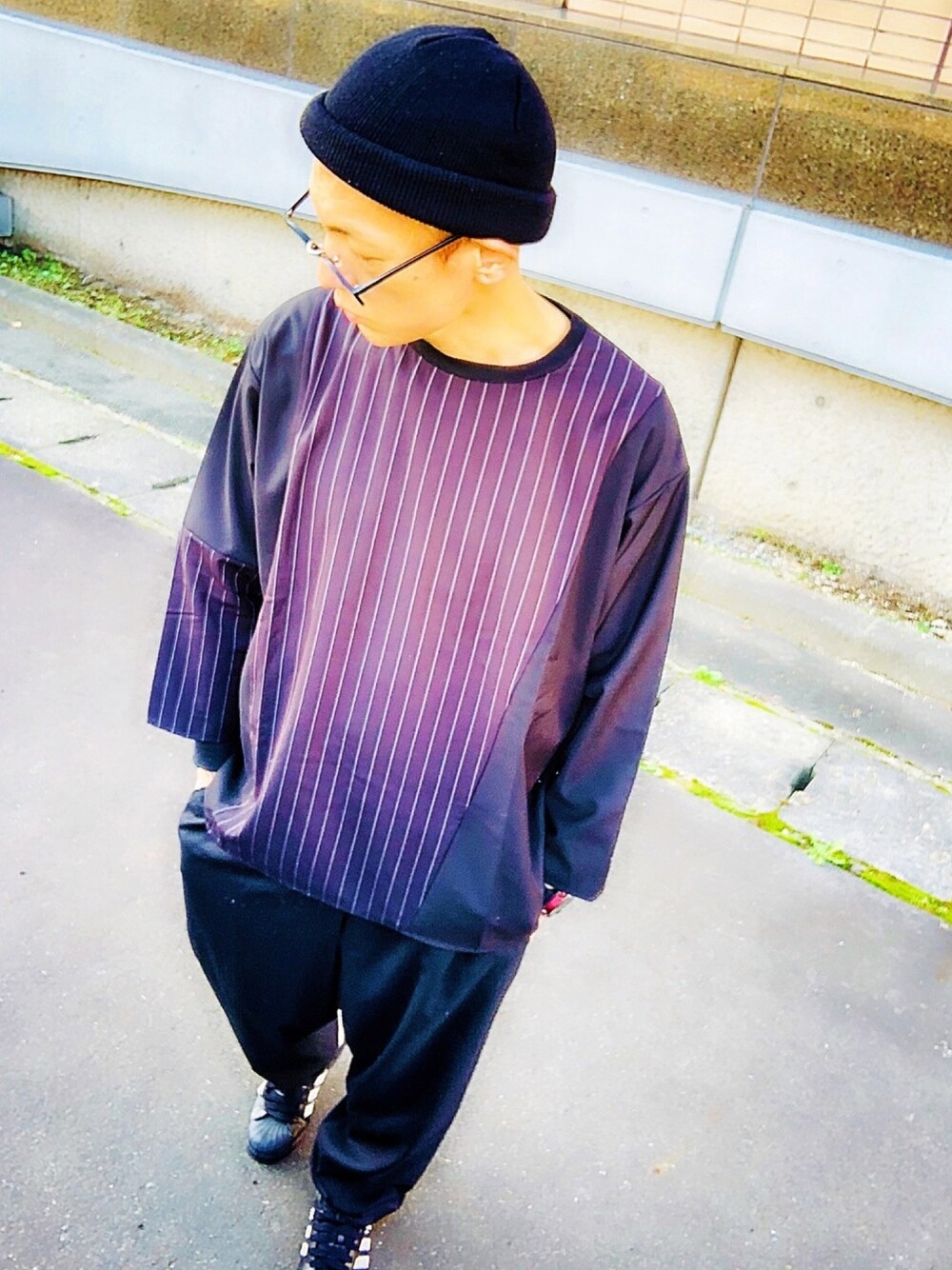 「ストライプ、プルオーバーシャツ、not conventional、ストリート、ニット帽、腕時計、dieselwatch、Diesel、アディダス、ブラック」｜「NOT CONVENTIONALのNOT CONVENTIONAL T/R design tops（Tシャツ/カットソー、ブラック系）」を使った、TETUさん（メンズ・174cm）の秋コーディネートの1枚目の写真