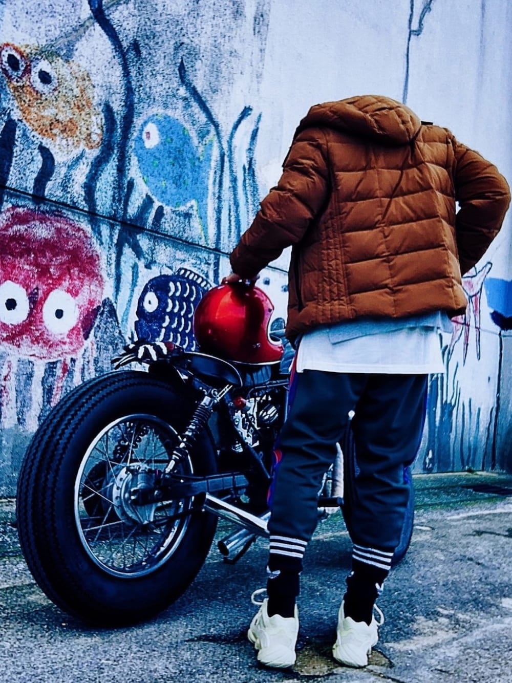「アディダス、ソックス、yeezy、アバハウス　ラストワード(ABAHOUSE LASTWORD)、abahouse、ブラウン、ダウンジャケット、バイク、ストリート、ジャージ」｜「ABAHOUSEのワッシャーナイロンハンガリーダウン（ダウンジャケット/コート、ベージュ系）」を使った、TETUさん（メンズ・174cm）の秋コーディネートの1枚目の写真