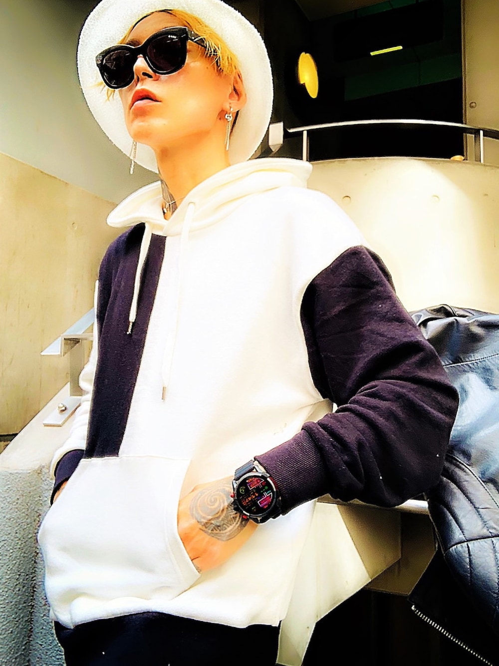 「モノトーン、パーカー、not conventional、韓国ファッション、ストリート、ビックシルエット、street、バケットハット、dieselwatch、Diesel」｜「NOT CONVENTIONALのNOT CONVENTIONAL hooded sweatshirt（パーカー、ブラック系）」を使った、TETUさん（メンズ・174cm）の秋コーディネートの1枚目の写真