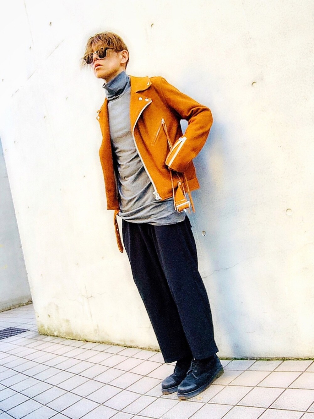 「NOISEMAKER、ライダース、ライダースジャケット、キャメル、Dr.Martens、スウェード、タートルネック、ワイドパンツ、秋冬、キャメルアウター」｜「NOISE MAKERのライダースジャケット(牛革スエード)（ライダースジャケット、イエロー系）」を使った、TETUさん（メンズ・174cm）の秋コーディネートの1枚目の写真