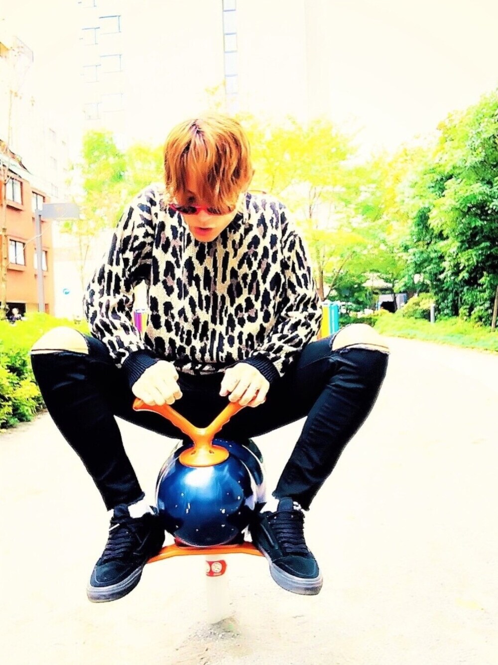 「ラフ、黒スキニー、スニーカー、VANS、ビッグシルエット、ニット、レオパード、not conventional、ストリート、street」｜「NOT CONVENTIONALのNOT CONVENTIONAL leopard sweater（ニット/セーター、その他）」を使った、TETUさん（メンズ・174cm）の秋コーディネートの1枚目の写真
