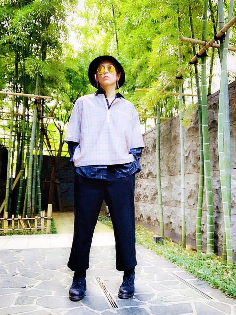 「ワイドパンツ、Dr.Martens、チェックシャツ、レイヤードスタイル、バケットハット、not conventional、ストリート、秋冬コーデ、ブーツ、street」｜「NOT CONVENTIONALのNOTCONVENTIONAL/docking shirt（シャツ/ブラウス、ブラック系）」を使った、TETUさん（メンズ・174cm）の秋コーディネートの1枚目の写真