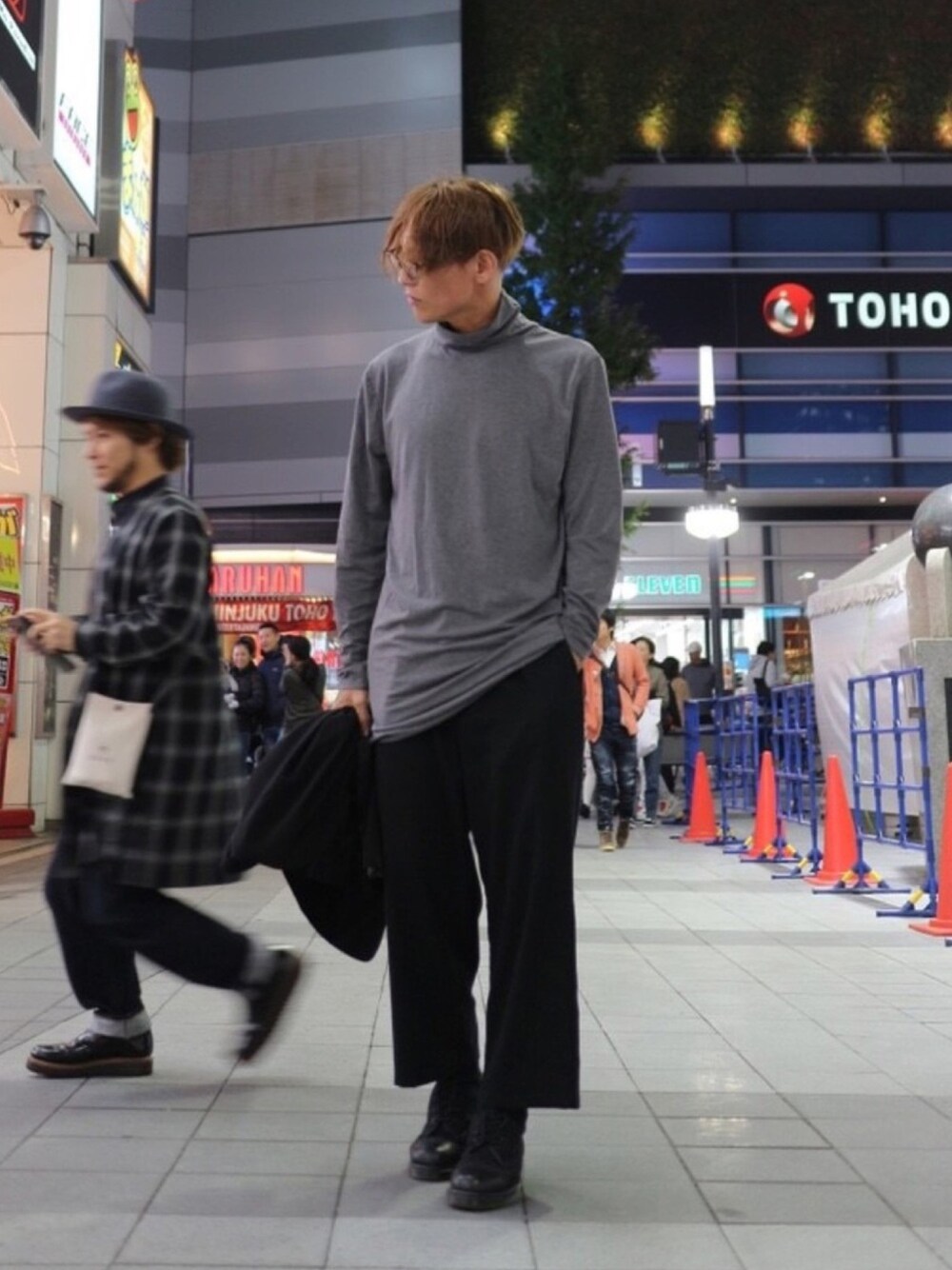 「ワイドパンツ、モード、Dr.Martens、ブラック、シンプル、ブーツ、秋コーデ、モノトーン、秋冬コーデ、タートルネック」｜「ZIP FIVEのタートルネックロング丈長袖カットソー（Tシャツ/カットソー、グレー系）」を使った、TETUさん（メンズ・174cm）の秋コーディネートの1枚目の写真