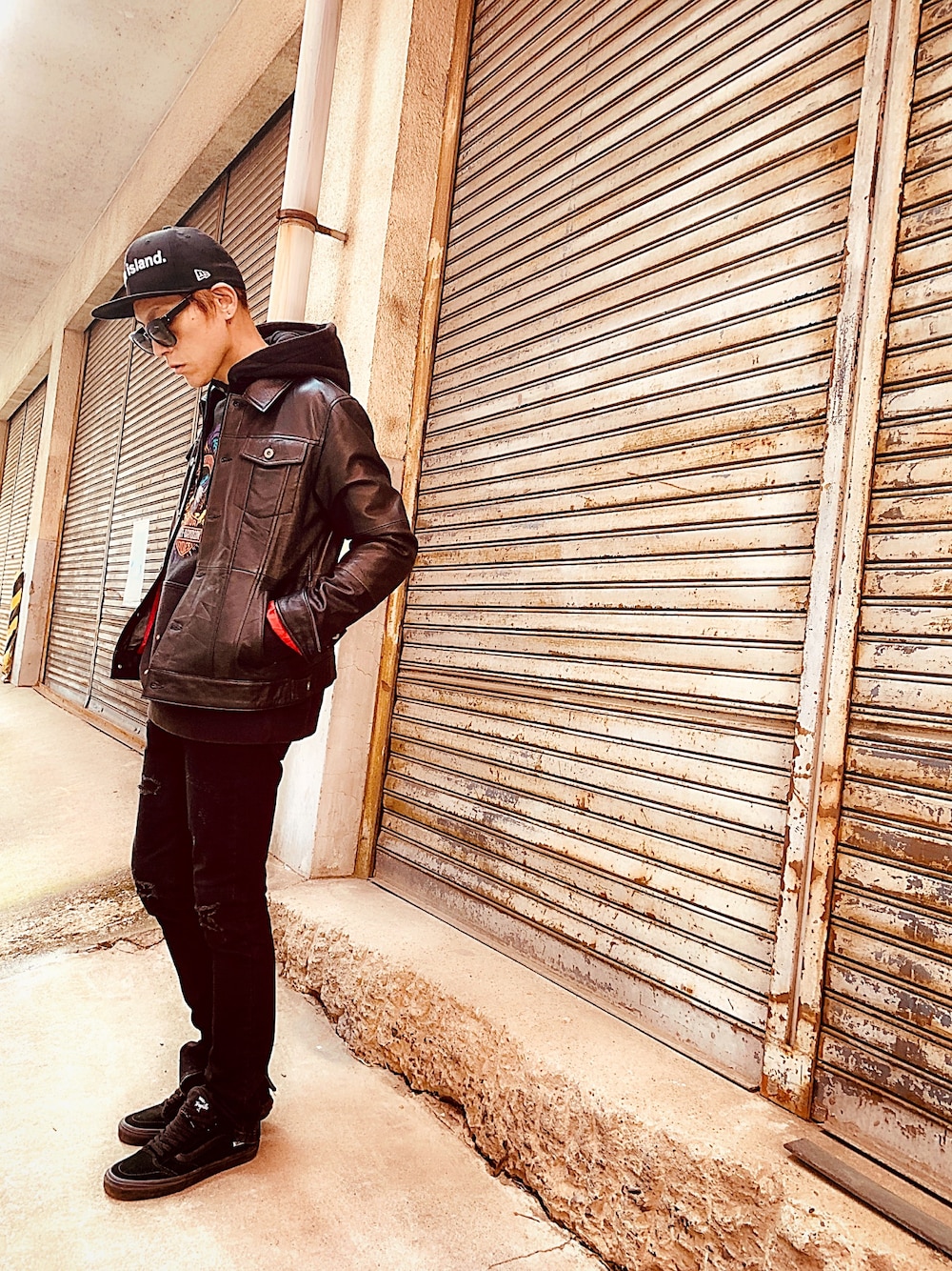 「ハーレーダビッドソン、パーカー、レザージャケット、スニーカー、VANS、ブラック、オールブラック、ストリート、NEW ERA、キャップ」｜「Harley-Davidsonの【オンラインショップ限定】ブリーチド・イーグルフーディー（パーカー、ブラック系）」を使った、TETUさん（メンズ・174cm）の冬コーディネートの1枚目の写真