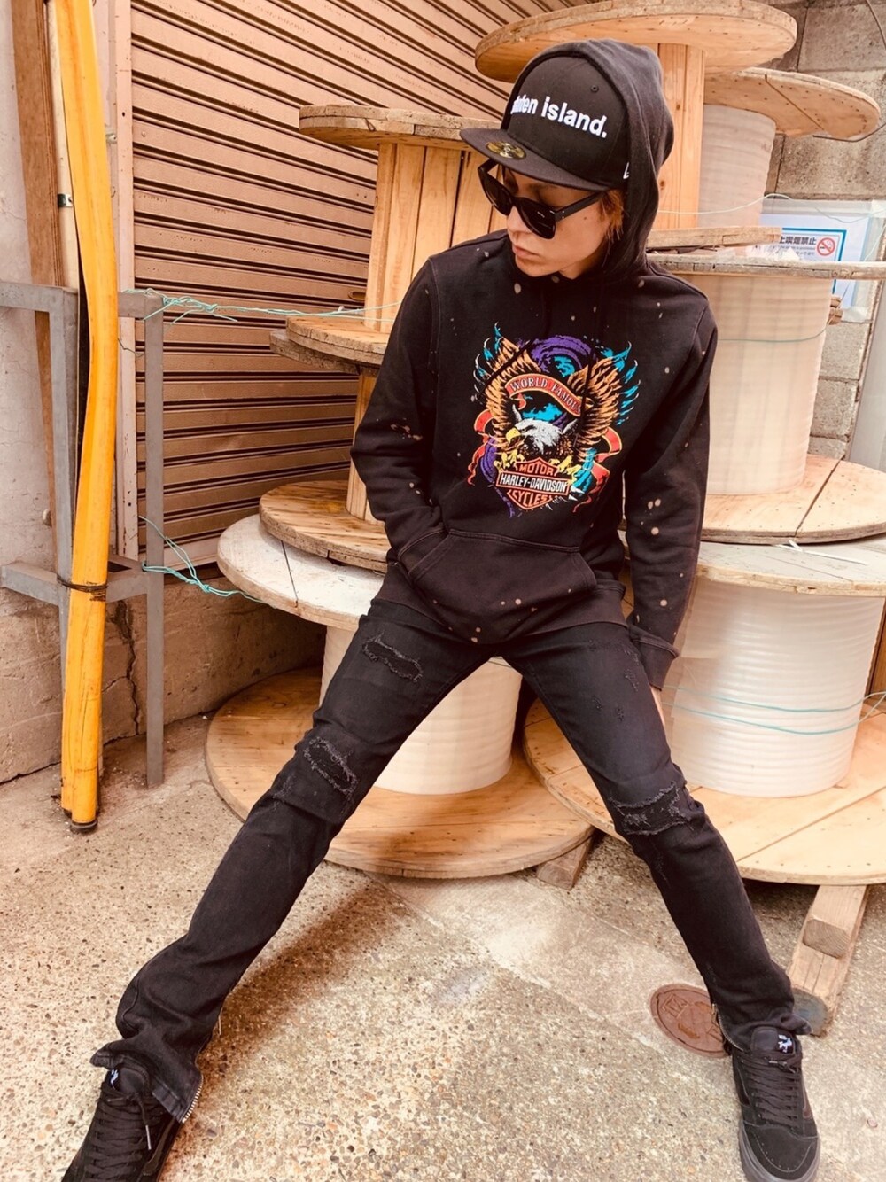 「スニーカー、VANS、パーカー、ハーレーダビッドソン、ブラック、オールブラック、ストリート、NEW ERA、キャップ、ラフ」｜「Harley-Davidsonの【オンラインショップ限定】ブリーチド・イーグルフーディー（パーカー、ブラック系）」を使った、TETUさん（メンズ・174cm）の冬コーディネートの1枚目の写真
