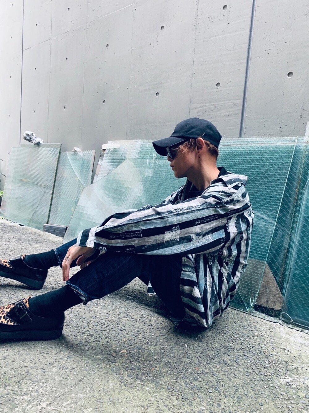 「柄シャツ、オーバーサイズ、ストライプシャツ、デニムパンツ、デニム、ストリート、street、zozoデニム、オロビアンコ、ｏｒｏｂｉａｎｃｏ」｜「ZOZOのスキニーデニムパンツ（パターンオーダー）／ダークインディゴブルー［WOMEN］（デニムパンツ、ブルー系）」を使った、TETUさん（メンズ・174cm）の冬コーディネートの1枚目の写真