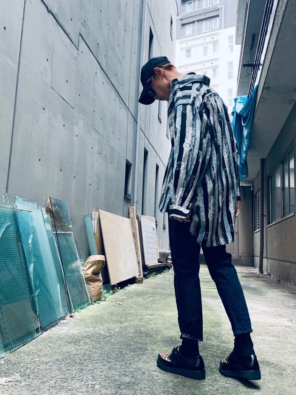 「デニム、デニムパンツ、zozoデニム、柄シャツ、オーバーサイズ、ビッグシルエット、street、オロビアンコ、ｏｒｏｂｉａｎｃｏ」｜「ZOZOのスキニーデニムパンツ（パターンオーダー）／ダークインディゴブルー［WOMEN］（デニムパンツ、ブルー系）」を使った、TETUさん（メンズ・174cm）の冬コーディネートの1枚目の写真