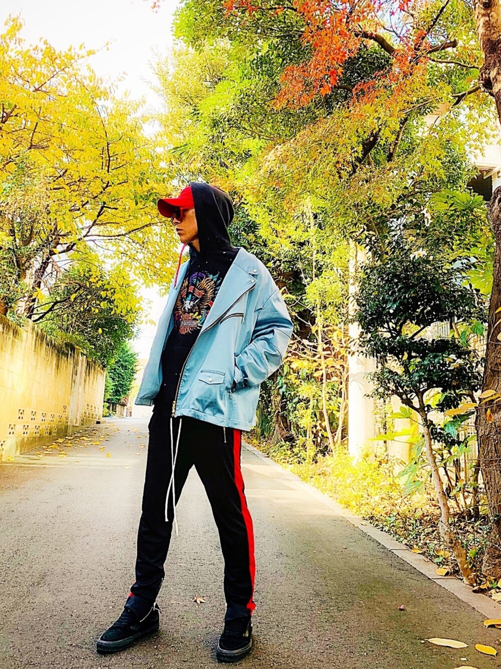 「ラインパンツ、ジャージ、VANS、スニーカー、パーカー、HARLEY-DAVIDSON、ストリート、ライダースジャケット、ライダース、オーバーサイズ」｜「GUILD PRIMEのFINEBOYS掲載【GUILD PRIME】MENS オーバーサイズWライダース（ライダースジャケット、ブルー系）」を使った、TETUさん（メンズ・174cm）の冬コーディネートの1枚目の写真