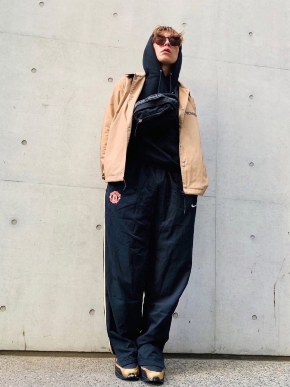 「ATTACHMENT、ストリート、パーカー、ウエストポーチ、スニーカーコーデ、ビッグシルエット、ワイドパンツ、ナイキ、エアマックス、NUMBER (N)INE」｜「NUMBER (N)INEの【NUMBER (N)INE】≪WEB限定≫別注スーベニアラインN(N)テープウエストバッグ（ボディバッグ/ウエストポーチ、ブラック系）」を使った、TETUさん（メンズ・174cm）の冬コーディネートの1枚目の写真