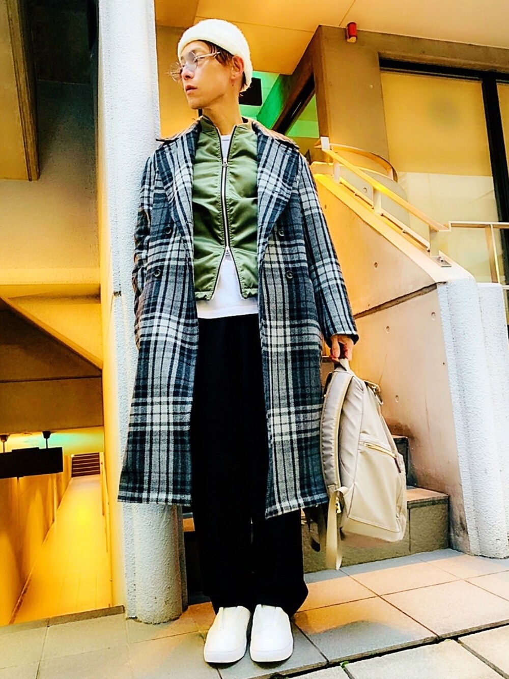 「MA-1、ワイドパンツ、白スニーカー、スニーカーコーデ、NUMBER (N)INE、MYSELF ABAHOUSE、チェックコート、アウターONアウター、USポロ、ニット帽」｜「wjk blackの【wjk black】《WEB限定》ヴィンテージナイロンMA-1ブルゾン（MA-1、グリーン系）」を使った、TETUさん（メンズ・174cm）の冬コーディネートの1枚目の写真