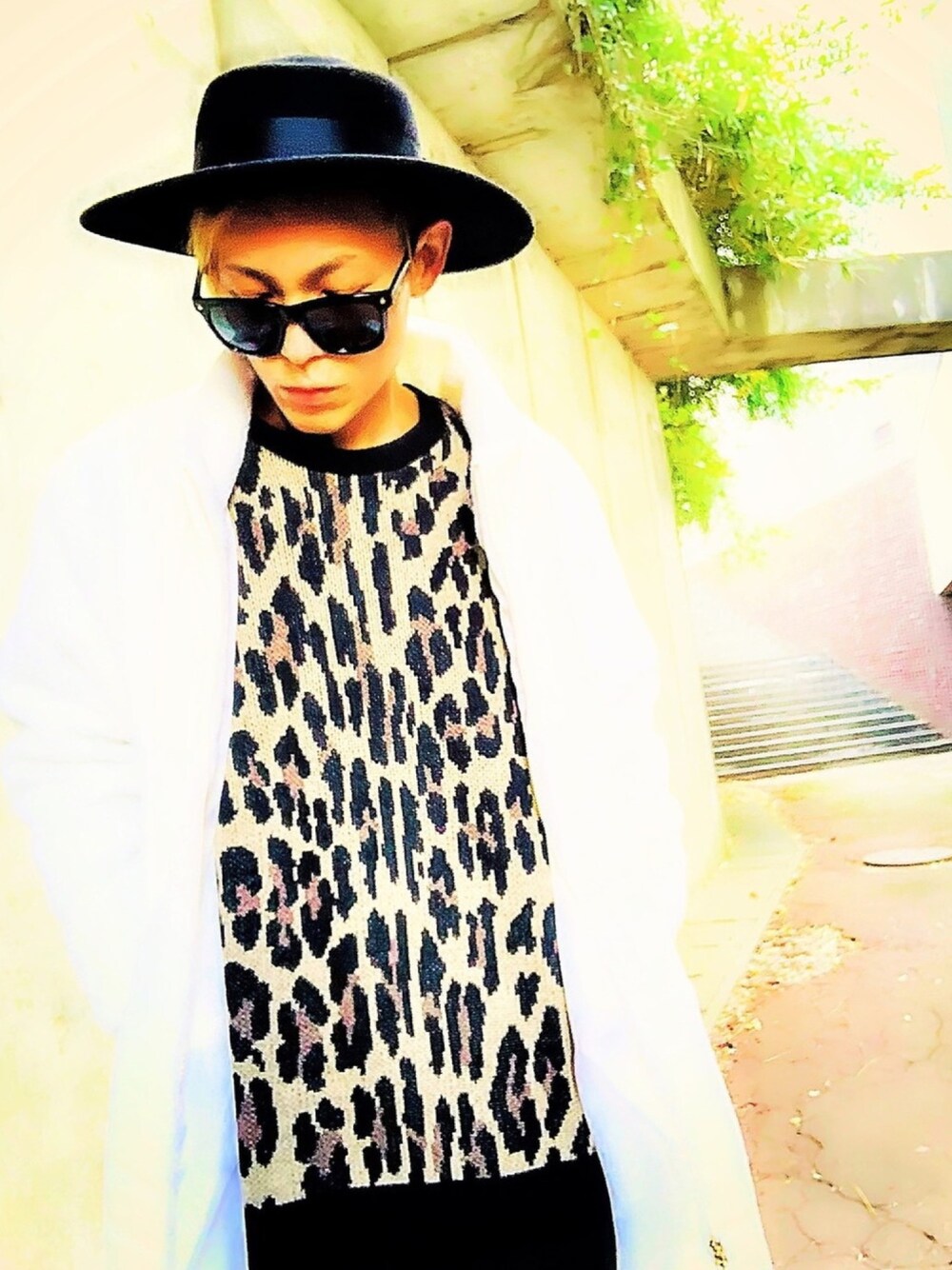 「CASPER JOHN、not conventional、ボアコート、ボア、ニット、レオパード、ハット、サングラス、秋冬、冬コーデ」｜「NOT CONVENTIONALのNOT CONVENTIONAL boa coat（トレンチコート、ホワイト系）」を使った、TETUさん（メンズ・174cm）の秋コーディネートの1枚目の写真