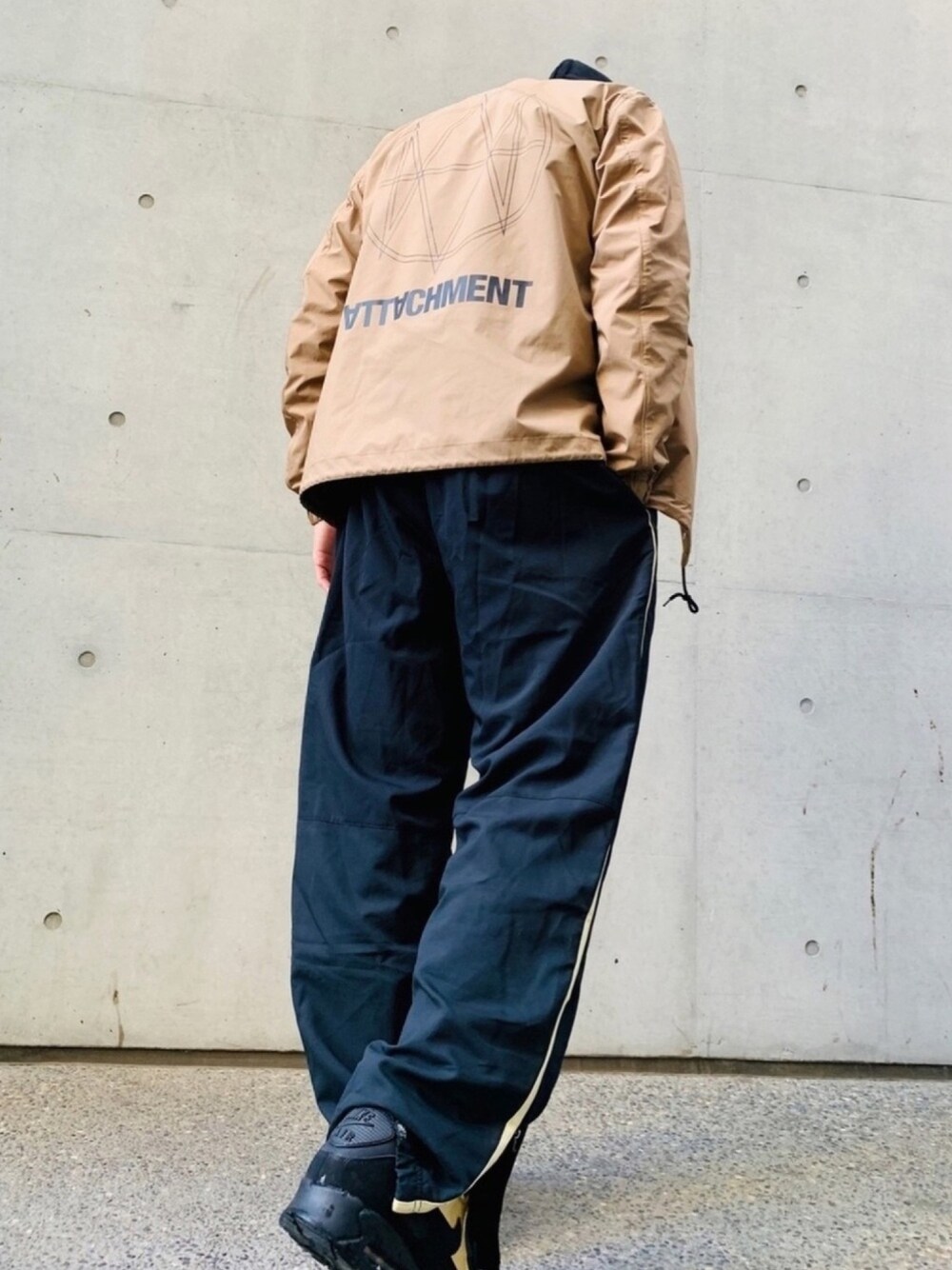 「ATTACHMENT、コーチジャケット、ストリート、ビッグシルエット、ナイキ、AIR MAX、エアマックス、ワイドパンツ、NIKE」｜「ATTACHMENTの【ATTACHMENT】《WEB限定》ジオメトリックプリントコーチジャケット（ナイロンジャケット、ブラウン系）」を使った、TETUさん（メンズ・174cm）の冬コーディネートの1枚目の写真