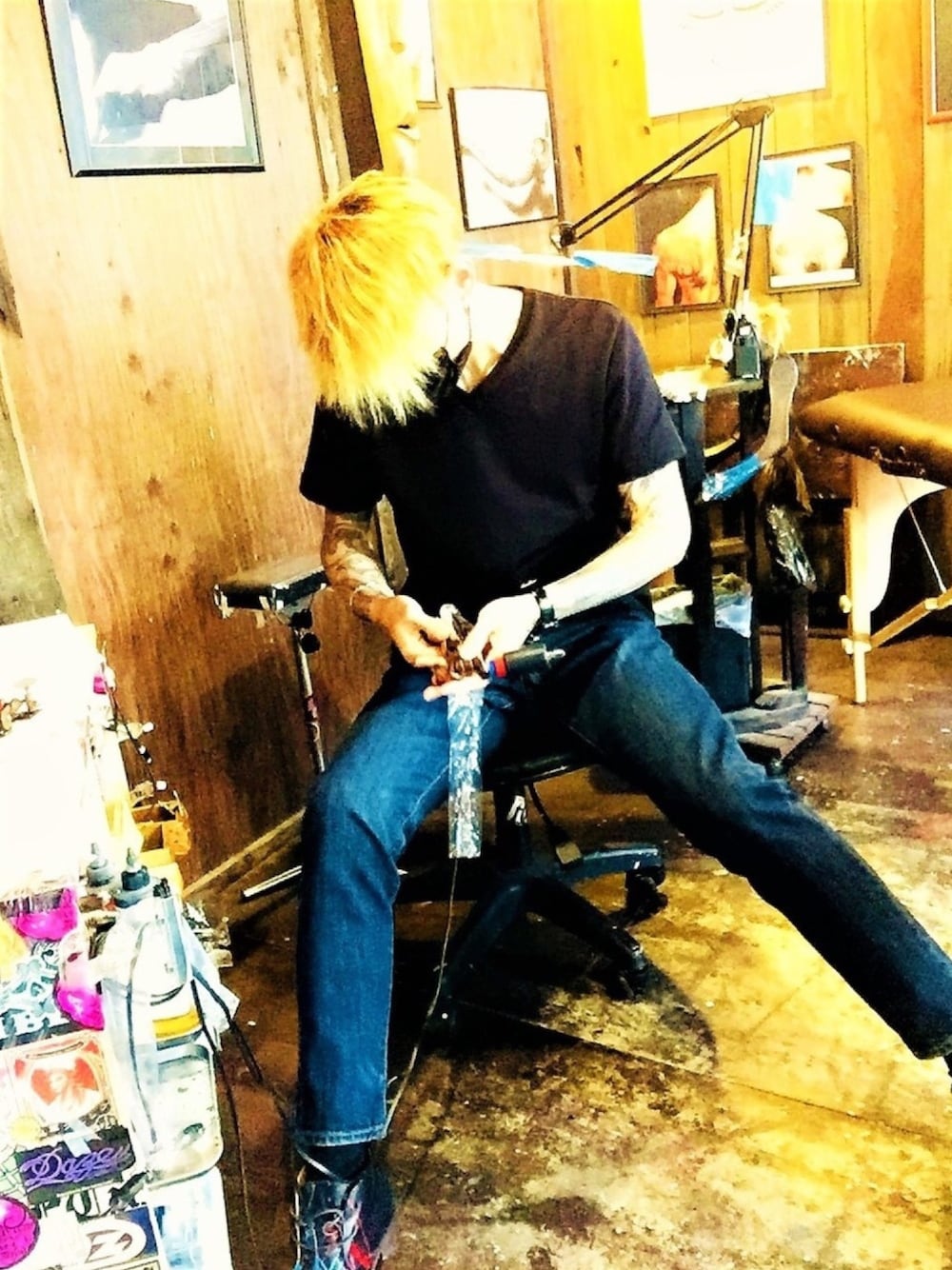 「ネックレス、デニム、シンプル、Vネック、ZOZO、オロビアンコ、tattoo、ZOZOSUIT、黒、デニムパンツ」｜「Orobiancoの【Orobianco】 オロビアンコ ユニセックス ネックレス（ネックレス、レッド系）」を使った、TETUさん（メンズ・174cm）の秋コーディネートの1枚目の写真