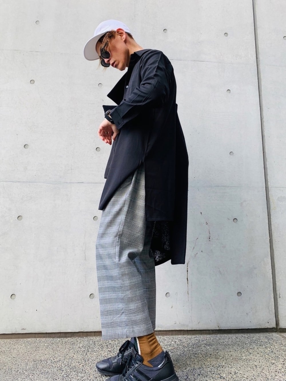 「not conventional、シャツスタイル、ロングシャツ、チエックパンツ、スニーカー、adidas、ジェットキャップ、モノトーン、Fossil、オロビアンコ」｜「NOT CONVENTIONALのNOT CONVENTIONAL　asymmtry shirt（シャツ/ブラウス、ブラック系）」を使った、TETUさん（メンズ・174cm）の冬コーディネートの1枚目の写真