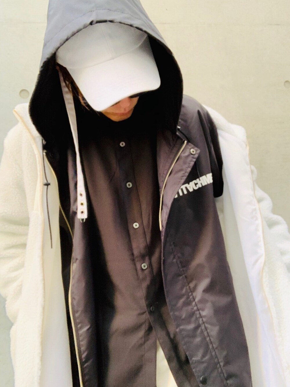 「ボア、ボアジャケット、ボアコート、not conventional、NUMBER (N)INE、オロビアンコ、ストリート、モノトーン、シャツスタイル、street」｜「NOT CONVENTIONALのNOT CONVENTIONAL　asymmtry shirt（シャツ/ブラウス、ブラック系）」を使った、TETUさん（メンズ・174cm）の冬コーディネートの1枚目の写真