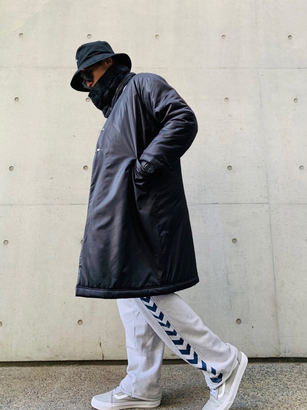 「スウェット、スポーツミックス、スニーカー、VANS、バケットハット、ダウンジャケット、ノーカラーコート、not conventional、オーバーサイズ、ネックウォーマー」｜「NOT CONVENTIONALのNOT CONVENTIONAL　mblabo tanzen coat（その他アウター、ブラック系）」を使った、TETUさん（メンズ・174cm）の冬コーディネートの1枚目の写真