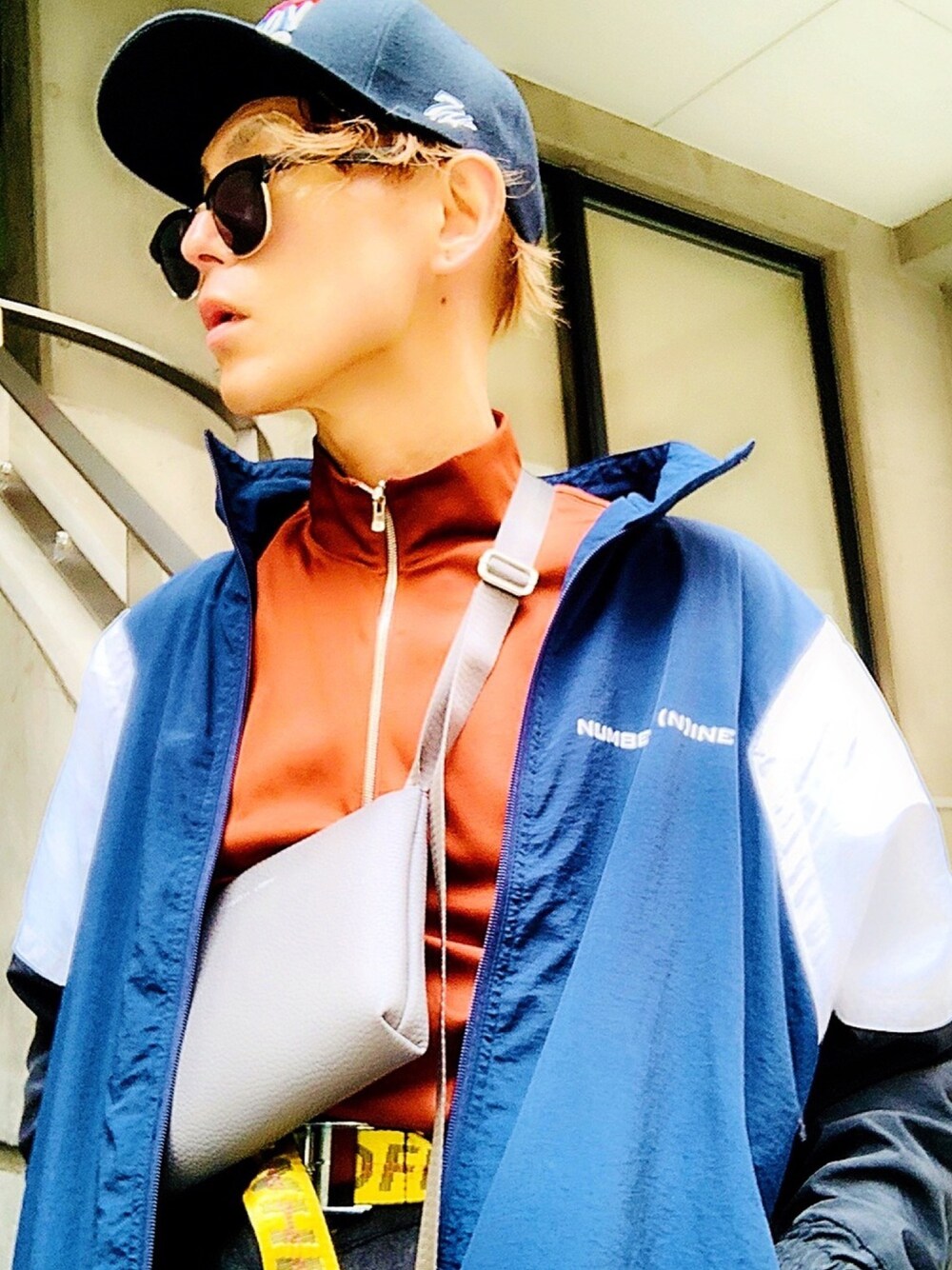 「トラックジャケット、ストリート、ナイロンジャケット、NUMBER (N)INE、サコッシュ、ハーフジップ、タックイン、off white、キャップ、ストリートMIX」｜「NUMBER (N)INEの【NUMBER (N)INE】≪WEB限定≫スーベニアプレミアムPUレザーサコッシュ（ショルダーバッグ、グレー系）」を使った、TETUさん（メンズ・174cm）の冬コーディネートの1枚目の写真