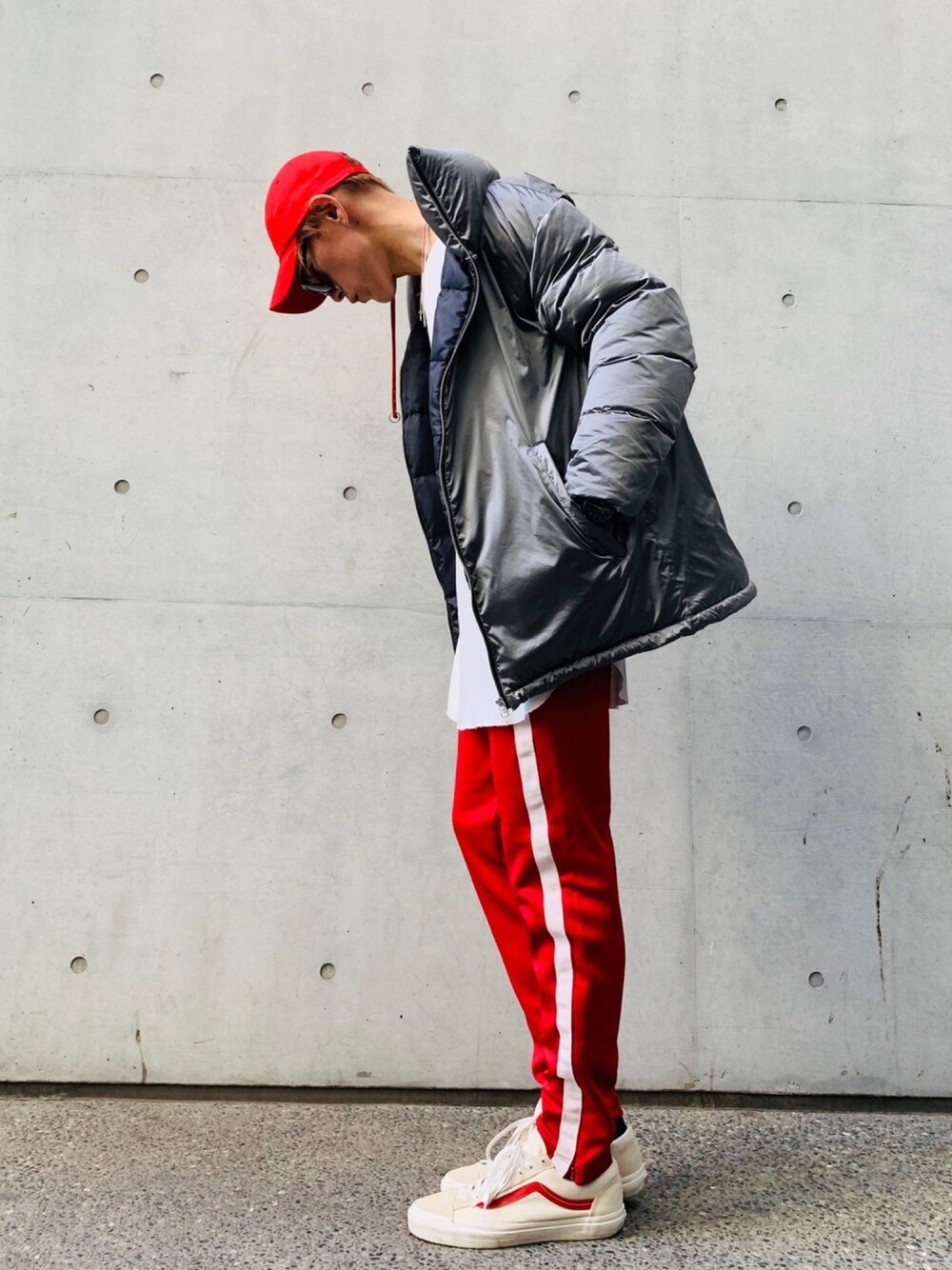 「ダウンジャケット、ジャージ、トラックパンツ、ラインパンツ、VANS、ストリート、シルバーアクセサリー、NUMBER (N)INE、腕時計、Fossil」｜「NUMBER (N)INEの【NUMBER (N)INE】《WEB限定》LIMONTAシャンブレーナイロンスタンドダウンジャケット（ダウンジャケット/コート、グレー系）」を使った、TETUさん（メンズ・174cm）の冬コーディネートの1枚目の写真