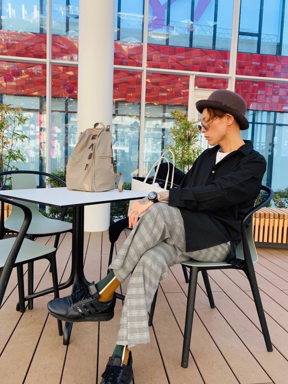 「チェックパンツ、シャツスタイル、ハット、not conventional、バックパック、リュック、USポロ、Fossil、オロビアンコ、アディダス」｜「FOSSILのTHE COMMUTER CHRONO　FS5504（アナログ腕時計、ブラック系）」を使った、TETUさん（メンズ・174cm）の冬コーディネートの1枚目の写真