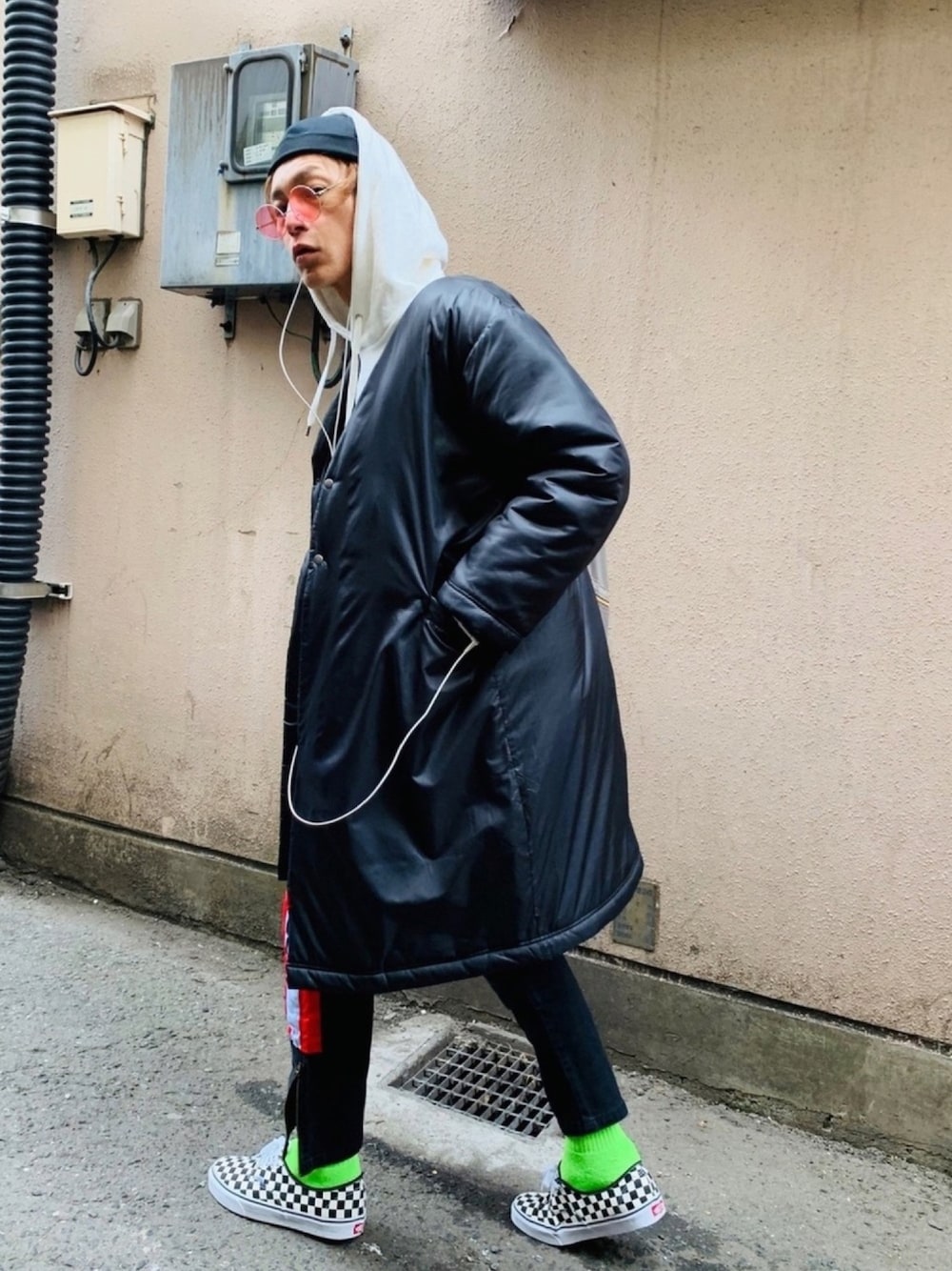 「ダウンジャケット、ノーカラーコート、not conventional、スニーカー、VANS、パーカー、Fossil、FOSSILSTYLE、オロビアンコ、ストリート」｜「NOT CONVENTIONALのNOT CONVENTIONAL　mblabo tanzen coat（その他アウター、ブラック系）」を使った、TETUさん（メンズ・174cm）の冬コーディネートの1枚目の写真